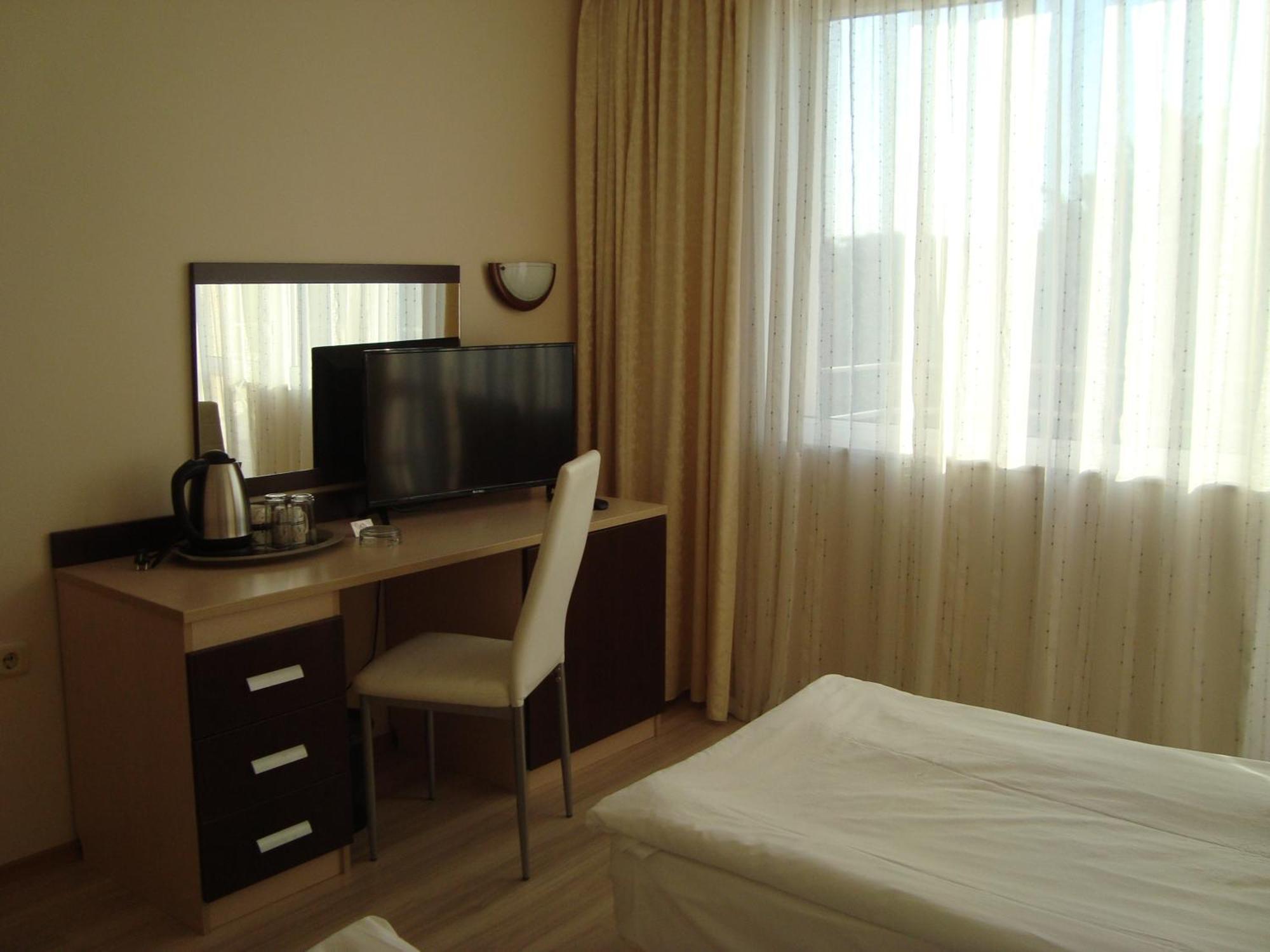 Hotel Astra Ravda Exteriör bild
