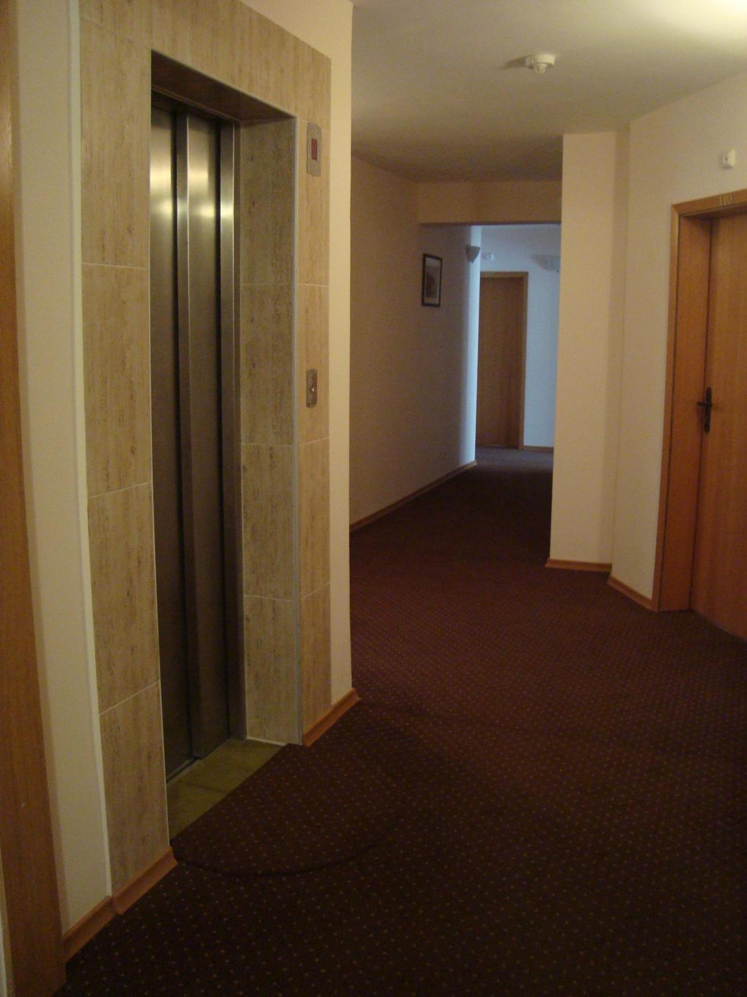 Hotel Astra Ravda Exteriör bild