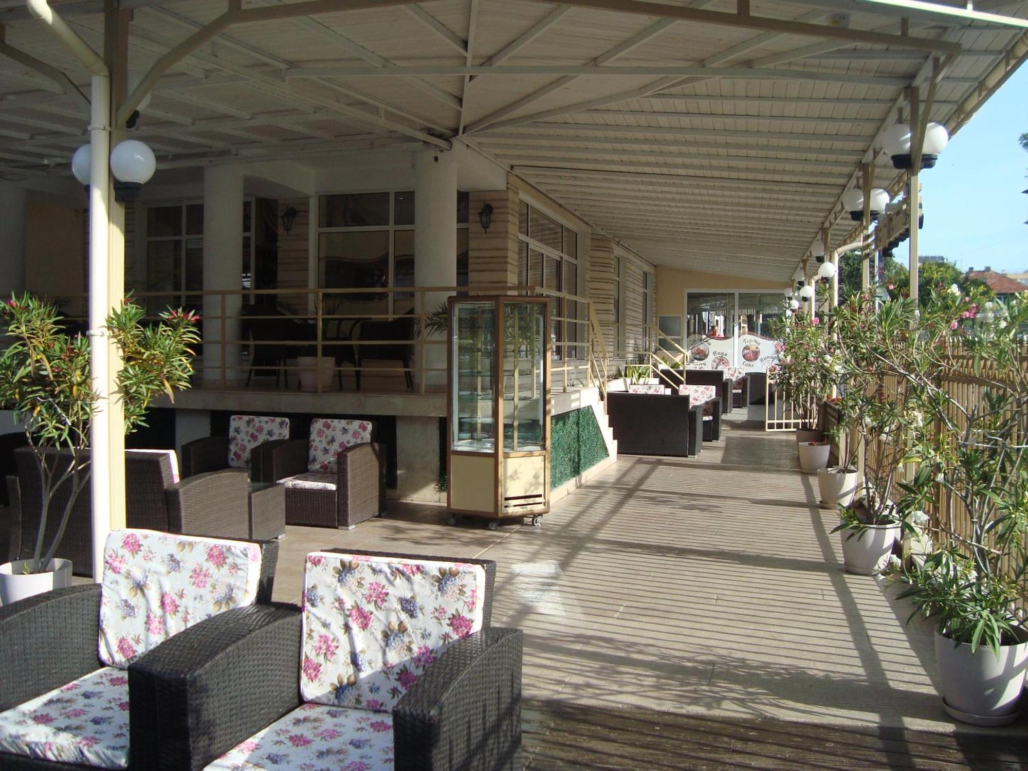 Hotel Astra Ravda Exteriör bild